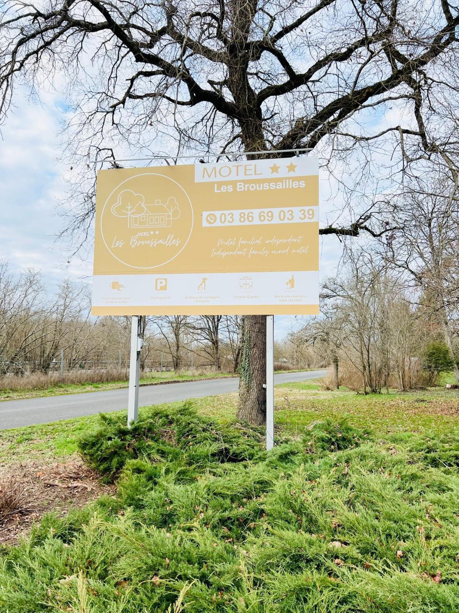 莱斯布罗塞勒斯汽车旅馆 Mesves-sur-Loire 外观 照片